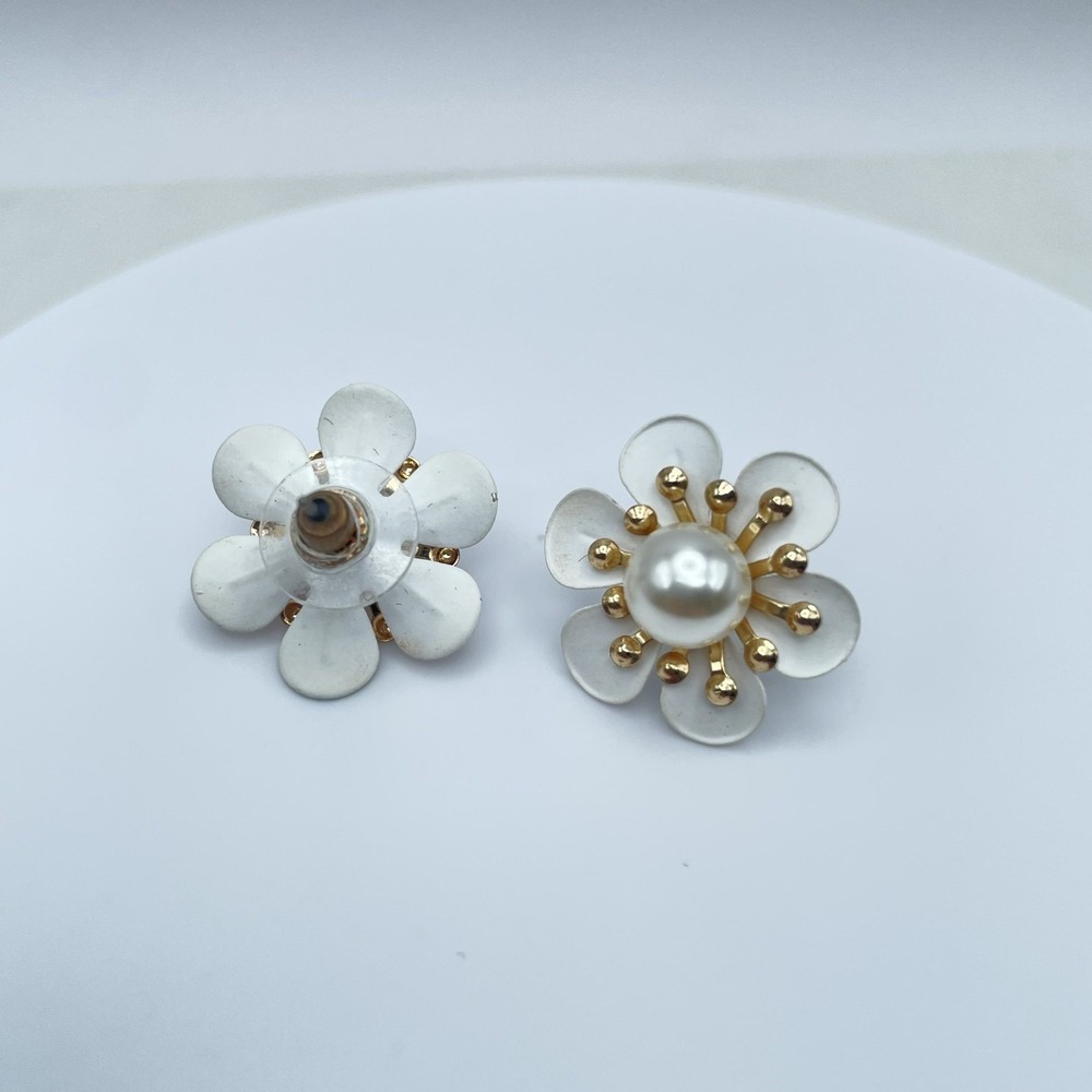 Vtg White Enamel Daisy Flower Stud Earrings Gold Tone Faux Pearl Center Floral